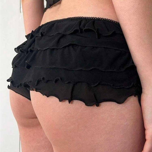 Black Ruffled Mini Shorts M - Picture 2 of 3